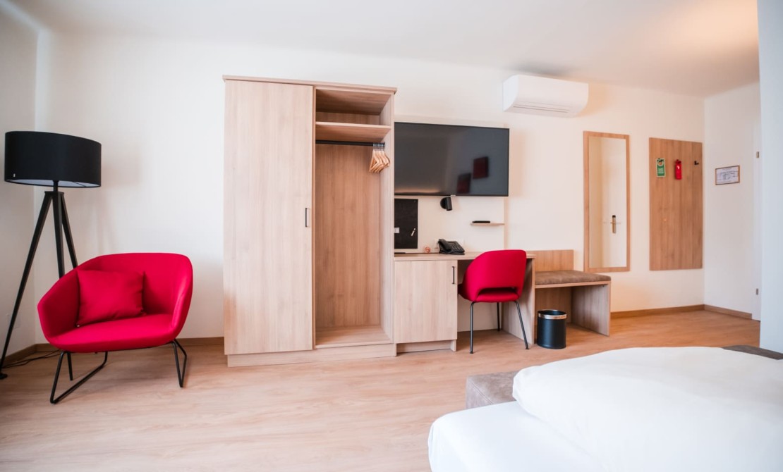 Sitzecke und Schreibtisch im Doppelzimmer Deluxe